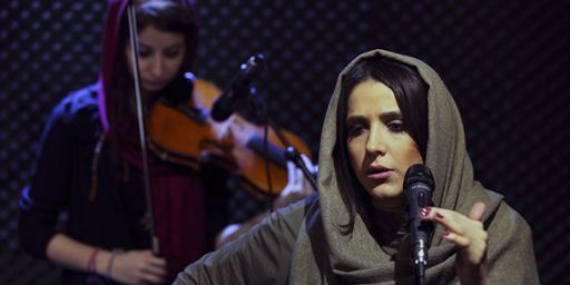 Concert clandestin d'Azadeh Ettehad (chant) et Nastaran Ghaffari (violon) du groupe Accolade dans une salle non-autorisée. (AFP - Vahid Salemi)