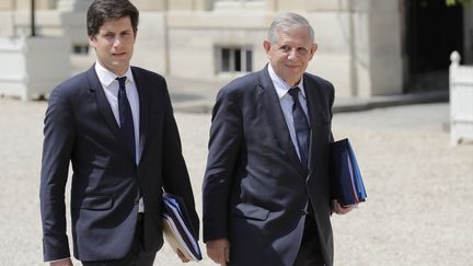 Le ministre de la Cohésion des Territoires Jacques Mézard (à droite) et son secrétaire d'Etat Julien Denormandie, le 22 juin 2017 au palais de l'Elysée.
 (THOMAS SAMSON / AFP)