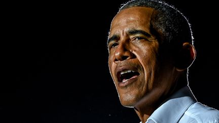 Barack Obama lors d'un meeting du candidat Joe Biden, le 2&nbsp;novembre 2020 à Miami (Floride). (CHANDAN KHANNA / AFP)