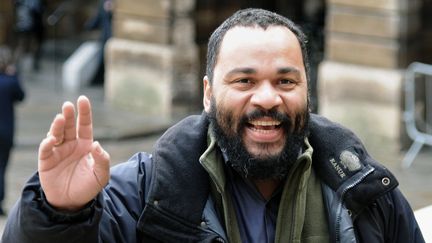 Dieudonn&eacute;, le 3 f&eacute;vrier 2011, devant le palais de justice de Paris. (BERTRAND GUAY / AFP)