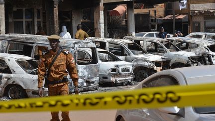 Des voitures brûlées après une attaque terroriste devant l'ôtel Splendid à Ouagadougou (Burkina Faso), le 18 janvier 2016. (ISSOUF SANOGO / AFP)