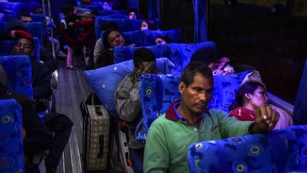 Des Vénézuéliens migrent vers le Pérou, via un couloir humanitaire mis en place par l'Equateur, le 24 août 2018. (LUIS ROBAYO / AFP)