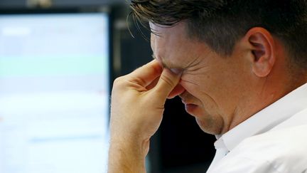 Un trader r&eacute;agit alors que la Bourse de Francfort&nbsp;(Allemagne) d&eacute;gringole, le 24 ao&ucirc;t 2015, dans le sillage des places financi&egrave;res asiatiques.&nbsp; (RALPH ORLOWSKI / REUTERS)