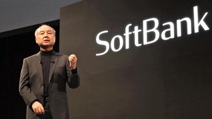 Masayoshi Son, président-directeur général du groupe SoftBank, s'adresse au personnel de l'entreprise à Tokyo le 3 octobre 2024. (TAKUYA ONO / YOMIURI / AFP)