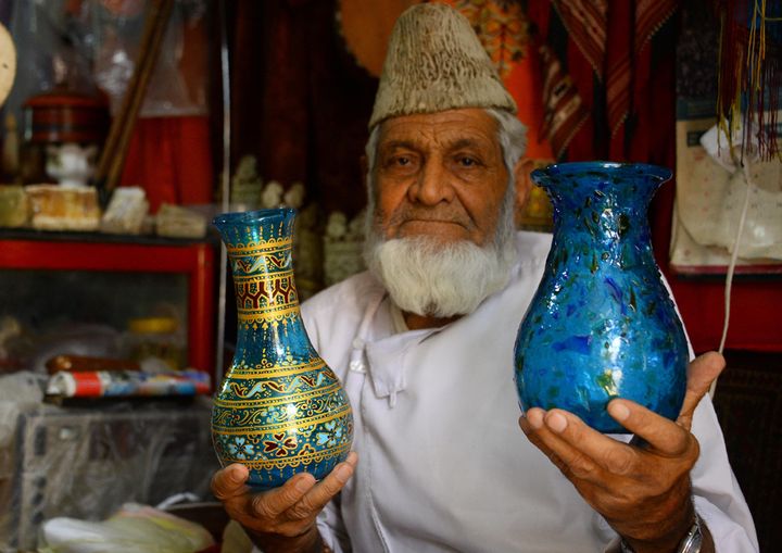 Le sultan Ahmad Hamidi dans sa verrerie, à Herat (2 août 2018)
 (Hoshang Hashimi / AFP)