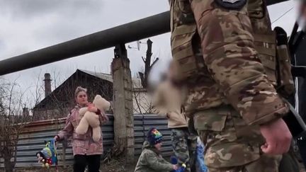 Guerre en Ukraine : dans les régions séparatistes, la police militaire fait la chasse aux réfractaires (France 2)