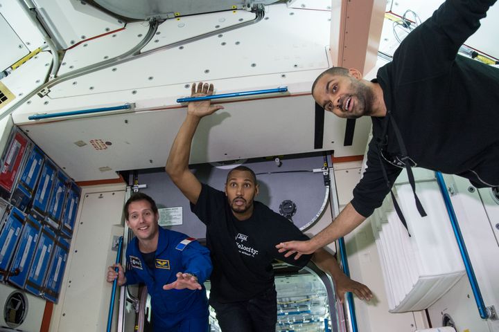 Thomas Pesquet avec Tony Parker et Boris Diaw, alors joueurs des San Antonio Spurs, lors d'une visite du Space Center de la NASA, à Houston  (LAUREN HARNETT)