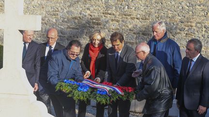 Les candidats à l'investiture du parti Les Républicains pour l'élection présidentielle 2022 (Philippe Juvin, Eric Ciotti, Valérie Pécresse,&nbsp;Michel Barnier&nbsp;et Xavier Bertrand) ont déposé une gerbe sur la tombe du général De Gaulle, à Colombey-les-Deux-Eglises (Haute-Marne), mardi 9 novembre 2021. (FRANCOIS NASCIMBENI / AFP)