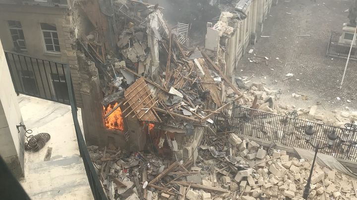 L'origine de la déflagration de ce bâtiment de la rue Saint-Jacques reste indéterminée, le jeudi 22 juin 2023. (GREGORY CUSTO / AFP)