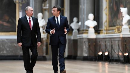 Vladimir Poutine et Emmanuel Macron dans la galerie des Batailles, au château de Versailles, le 29 mai 2017. (STEPHANE DE SAKUTIN / POOL)