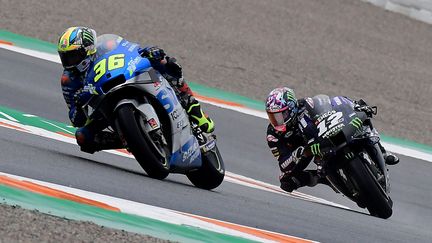 Joan Mir (Suzuki) devant Maverick Vinales (Yamaha) (JOSE JORDAN / AFP)