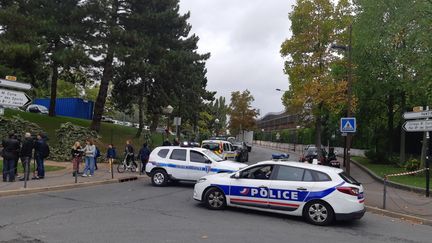 Les abords du collège Pierre et Marie Curie, aux Lilas en Seine-Saint-Denis, où un adolescent a été poignardé à mort vendredi 4 octobre 2019. (HAJERA MOHAMMAD / FRANCE-BLEU PARIS)