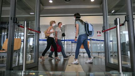 Des touristes dans l'aéroport de&nbsp;Thessalonique (Grèce), le 25 janvier 2021. (NICOLAS ECONOMOU / NURPHOTO / AFP)