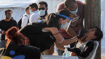 Une femme migrante en train d'être testée au Covid-19 à Lesbos (Grèce), le 12 septembre 2020. (JOHN LIAKOS/SHUTTERSTOCK)