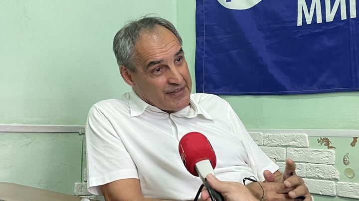 Renat Karimov, le président du syndicat des travailleurs migrants. (SYLVAIN TRONCHET / RADIO FRANCE)