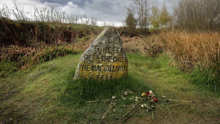 La pierre tombale, qui commémore la bataille de Culloden, est devenu un lieu de rendez-vous pour les fans de la série Outlander. (MANUEL COHEN / MANUEL COHEN / AFP)