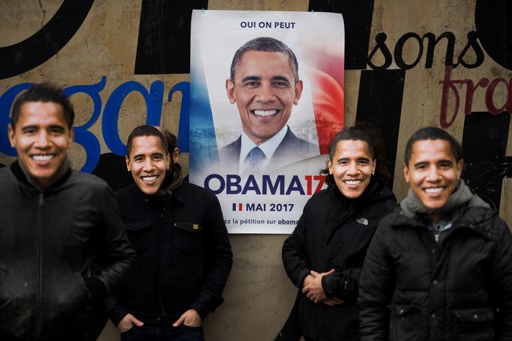 En février 2017, des blagueurs anonymes collent des affiches dans Paris pour encourager l'idée d'une candidature de Barack Obama à l'élection présidentielle française (MARTIN BUREAU / AFP)