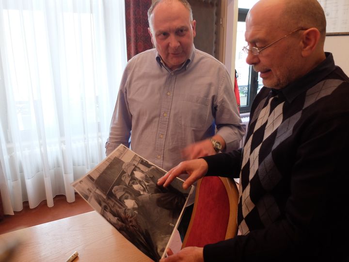 Oleg Veklenko et Claude Brender, maire de Fessenheim, à Fessenheim (Haut-Rhin), lundi 4 avril 2016. (MARIE-ADELAIDE SCIGACZ / FRANCETV INFO)