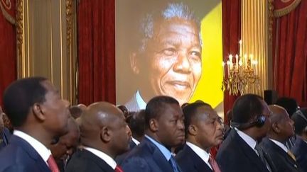 Capture d'&eacute;cran &agrave; l'Elys&eacute;e, le 6 d&eacute;cembre 2013, les chefs d'Etats africains et Fran&ccedil;ois Hollande observent une&nbsp;minute de silence en m&eacute;moire de Mandela. ( FRANCE TELEVISIONS  / FRANCETV INFO)