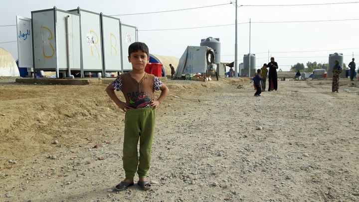 Un enfant réfugié avec sa famille dans le camp de Dibaga, au sud de Mossoul. (MATHILDE LEMAIRE / RADIO FRANCE)