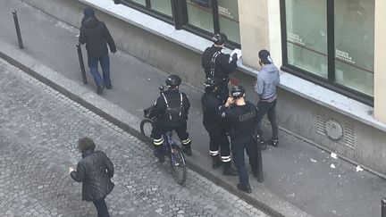 La police mène des contrôles à Paris pendant le confinement du coronavirus Covid-19 et verifie les attestations de déplacement dérogatoire. (THOMAS PONTILLON / FRANCE-INFO)