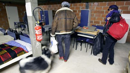 Deux SDF arrivent dans un centre d'accueil de Cahors (Lot), le 28 d&eacute;cembre 2005. (GEORGES GOBET / AFP)