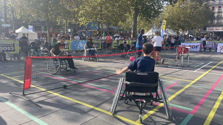 Des jeunes s'essaient au tennis fauteuil lors de la deuxième édition de la journée paralympique, le 8 octobre 2023. (Clément Mariotti Pons)