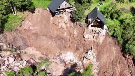 Dans les Alpes-Maritimes, le maire de Breil-sur-Roya vient de signer un arrêté pour interdire... les catastrophes naturelles. Depuis le 1er janvier, les bâtiments publics de sa commune ne sont plus couverts. Aucun assureur n'a voulu les prendre en charge. Avec les risques liés au dérèglement climatique, ce genre de cas se multiplie. (France 2)