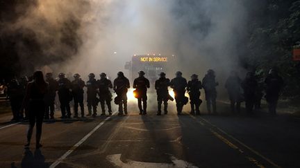 Des policiers anti-émeutes dans la ville de Charlotte, en Caroline du Nord, le 20 septembre 2016. (REUTERS)