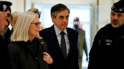 L'ancien Premier ministre François Fillon et son épouse Penelope Fillon arrivent au tribunal correctionnel de Paris, le 10 mars 2020.&nbsp; (THOMAS SAMSON / AFP)