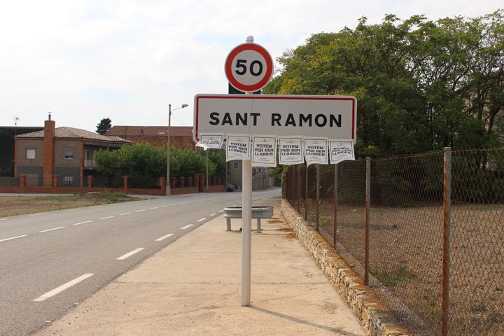 Le panneau d'entrée d'agglomération de&nbsp;Sant Ramon, en Catalogne, le 25 septembre 2017. (ROBIN PRUDENT / FRANCEINFO)