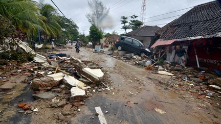 Une rue jonchée de débris à Carita (Indonésie), après le passage d'un tsunami, le 23 décembre 2018. (RONALD / AFP)