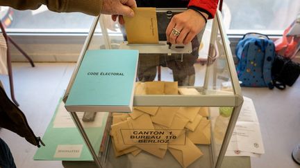 Un bureau de vote à Nice (Alpes-Maritimes), lors du premier tour des élections municipales, le 15 mars 2020. (ARIE BOTBOL / HANS LUCAS)