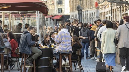 Des clients à une terrasse d'un bar, le 19 mai 2021.&nbsp; (SEBASTIEN COURDJI / XINHUA)