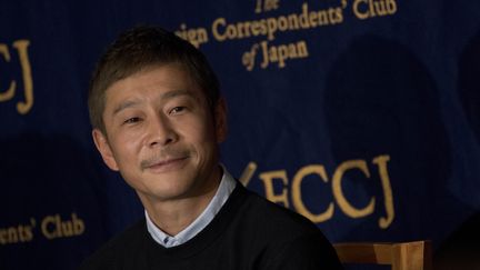 L'entrepreneur et milliardaire japonais&nbsp;Yusaku Maezawa, lors d'une conférence de presse à Tokyo, le 9 octobre 2018. (ALESSANDRO DI CIOMMO / NURPHOTO / AFP)