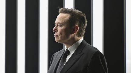 Le patron de Tesla et Twitter, Elon Musk, à Grünheide (Allemagne), le 1er décembre 2022. (PATRICK PLEUL / AP)