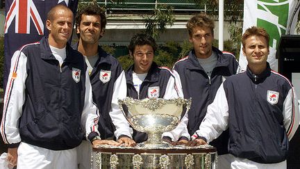 &nbsp; (Guy Forget, Cedric Pioline, Sebastien Grosjean, Nicolas Escude and Fabrice Santoro vainqueur de la Coupe Davis 2001 © Reuters / Marks Baker)