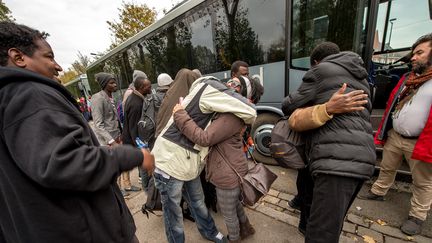 Les premiers bus sont partis de la "jungle" de Calais