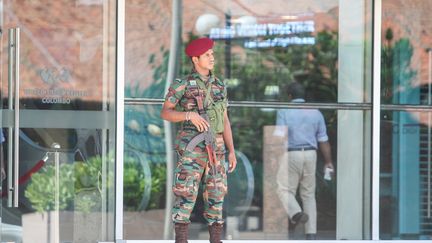 Un militaire devant l'entrée d'un immeuble à Colombo (Sri Lanka), le 22 avril 2019.&nbsp; (CHAMILA KARUNARATHNE / AFP)