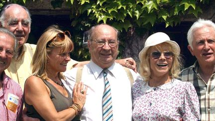 Les amis de Georges Brassens. Au centre, Pierre Onténiente, entouré de Bernard Lavalette à gauche, Isabelle Aubret et Marcel Amont à droite (2 juin 2003)
