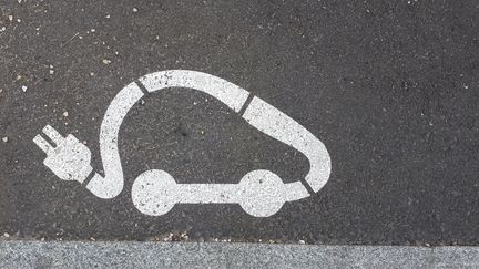 Pictogramme&nbsp;d'une&nbsp;voiture électrique sur un emplacement dédié à ce type de véhicule qui peut y être rechargé. (FRANCE INFO / RADIO FRANCE)