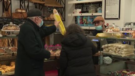 La fin du masque à l'intérieur, c’est peut-être pour bientôt. Ce mercredi 16 février, le ministre de la Santé Olivier Véran a affirmé que si les conditions sont réunies, le masque pourra tomber dès la mi-mars.&nbsp;&nbsp; (FRANCE 2)