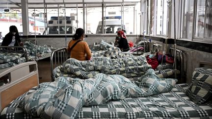 Des patients atteints du Covid-19, à l'hôpital de Jinghong (Chine), le 9 janvier 2023. (NOEL CELIS / AFP)