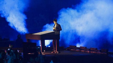 Sur la scène du Stade de France, le jeune talent électro français Kungs prend la relève de Jean-Michel Jarre. (GEOFFROY VAN DER HASSELT / AFP)