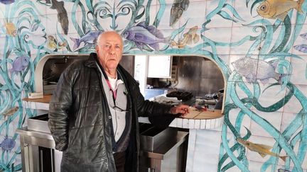 Gilles Esmiol devant la fresque de Jean Marais dans son restaurant "Nounou" de Vallauris
 (VALERY HACHE / AFP)