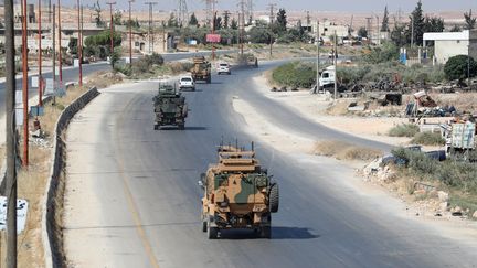 Des véhicules de l'armée turque sur une route syrienne. (OMAR HAJ KADOUR / AFP)