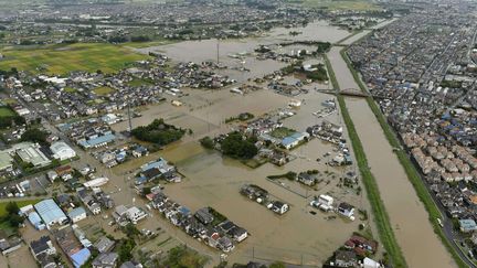 Un quartier entier de Koshigaya, dans la p&eacute;riph&eacute;rie de Tokyo (Japon), est englouti par les eaux, jeudi 10 septembre 2015. (KYODO NEWS / AP / SIPA)