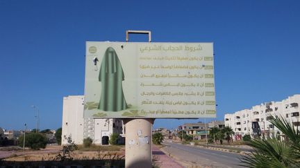 A Syrte en Libye, un panneau, le 4 octobre dernier, montre que les femmes étaient contraintes par les jihadistes de Daech de disparaître derrière un niqab comme à Raqqa et Mossoul (RADIO FRANCE / Omar Ouahmane)