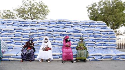 Les Dakarois commencent à ressentir les effets de la pandémie sur l'approvisionnement alimentaire, "y compris dans leurs assiettes", a annoncé la maire Soham El Wardini devant les piles de sacs de riz au pied de la tour abritant l'administration municipale, raconte l’AFP. Pour y remédier la municipalité a acheté et remis 400 tonnes de riz, des milliers de packs de sucre, mais aussi de savon, de gels et de produits nettoyants aux maires des 19 communes qui composent la ville.&nbsp; &nbsp; (SEYLLOU / AFP)