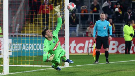 Le gardien monégasque Radoslaw Majecki, décisif aux tirs au but contre le RC Lens (FRANCOIS LO PRESTI / AFP)